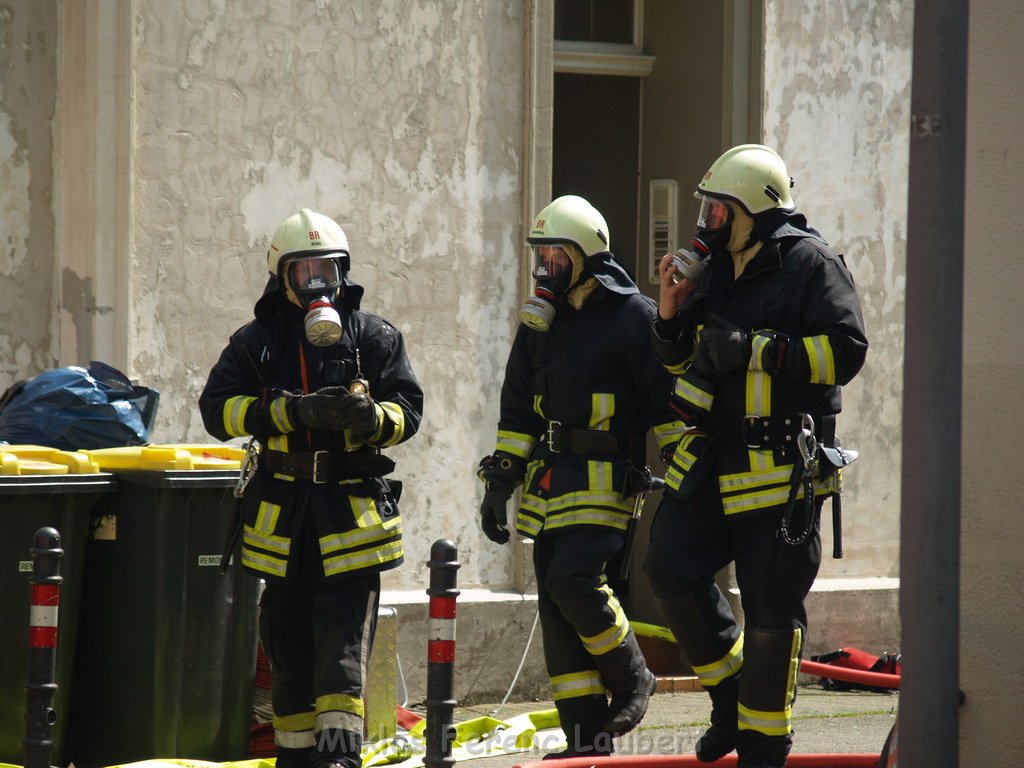 Kellerbrand mit Menschenrettung Koeln Brueck Hovenstr Olpenerstr P074.JPG